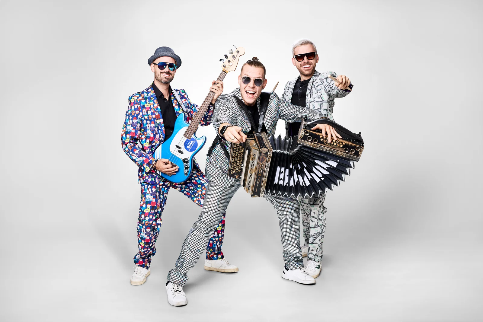 Die drei Musiker der Partyband BÄÄM mit Bass und Harmonikas vor hellem Studiohintergrund