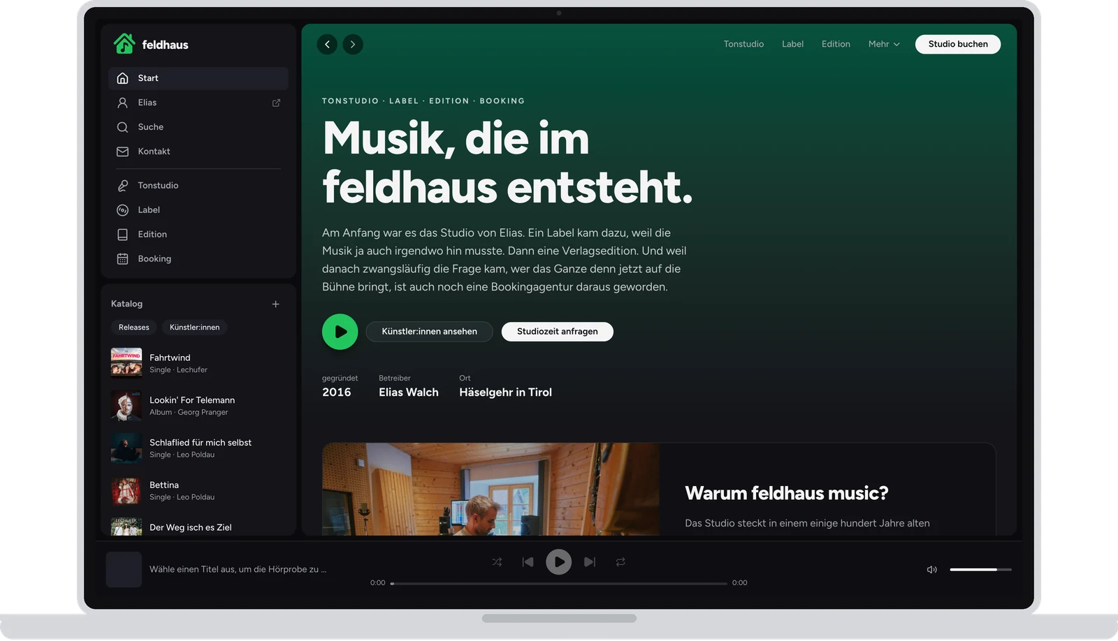Die feldhaus-Website in einem Notebook: Seitenleiste, Katalog und Player wie in einer Streaming-App